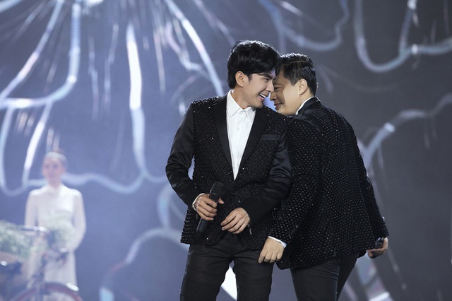 Kh&aacute;n giả t&ograve; m&ograve; Lam Trường - Đan Trường đ&atilde; n&oacute;i g&igrave; với nhau trong khoảnh khắc song ca lịch sử tr&ecirc;n s&acirc;n khấu HHVN, c&acirc;u trả lời của anh Hai g&acirc;y ng&atilde; ngửa - Ảnh 4.