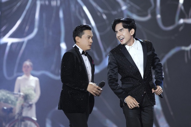 Kh&aacute;n giả t&ograve; m&ograve; Lam Trường - Đan Trường đ&atilde; n&oacute;i g&igrave; với nhau trong khoảnh khắc song ca lịch sử tr&ecirc;n s&acirc;n khấu HHVN, c&acirc;u trả lời của anh Hai g&acirc;y ng&atilde; ngửa - Ảnh 6.