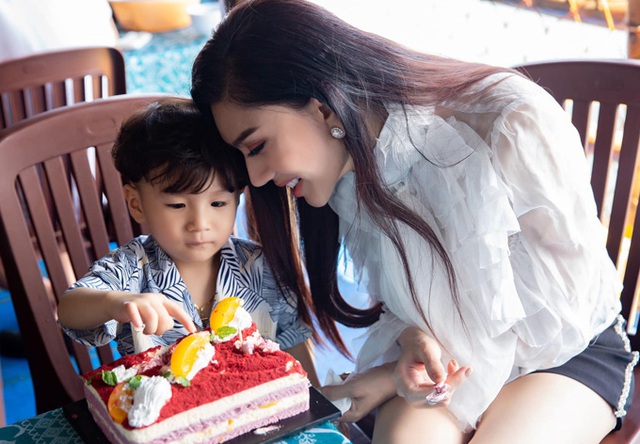 Vợ chồng Lâm Khánh Chi mừng sinh nhật con trai - Ảnh 8.
