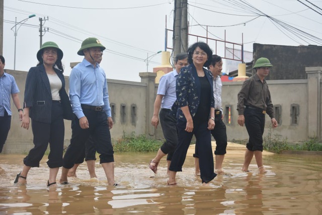 Phó Chủ tịch nước thăm, tặng quà gia đình chính sách và người dân vùng lũ Quảng Bình - Ảnh 1.