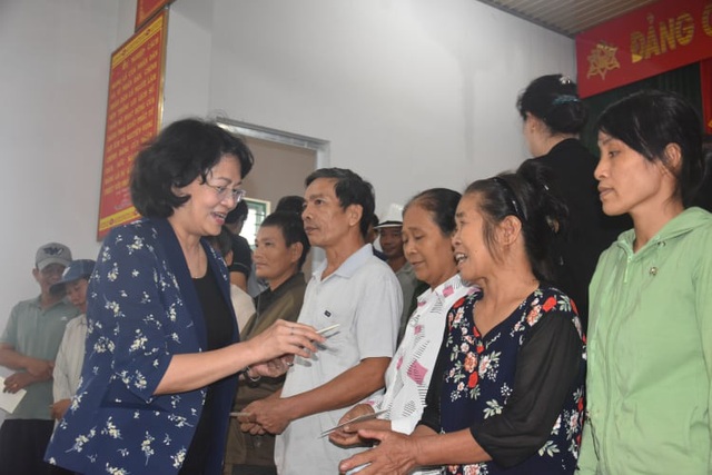 Phó Chủ tịch nước thăm, tặng quà gia đình chính sách và người dân vùng lũ Quảng Bình - Ảnh 3.