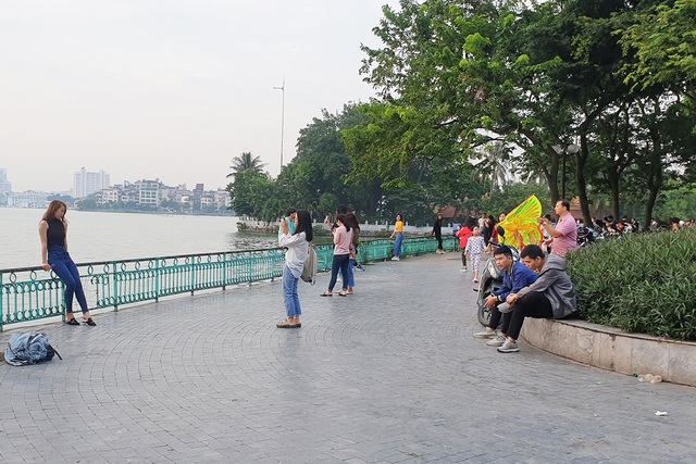 Người dân Hà Nội thích thú tận hưởng khung cảnh hồ Tây chiều thu đẹp nhất trong năm - Ảnh 4.