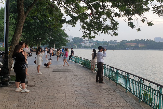 Người dân Hà Nội thích thú tận hưởng khung cảnh hồ Tây chiều thu đẹp nhất trong năm - Ảnh 1.