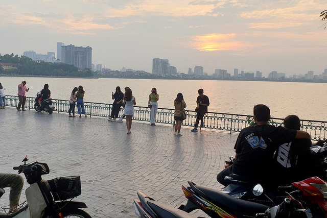 Người dân Hà Nội thích thú tận hưởng khung cảnh hồ Tây chiều thu đẹp nhất trong năm - Ảnh 3.