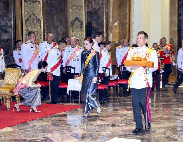 Hoàng quý phi vừa được phục chức quỳ gối trước Hoàng hậu Thái Lan, thái độ mềm mỏng khiến dân chung bất ngờ - Ảnh 3.