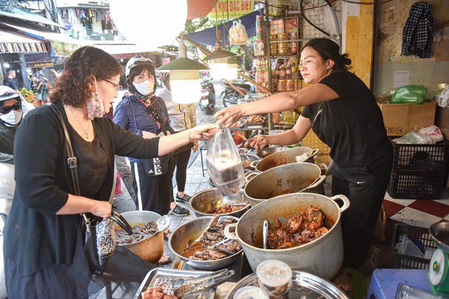 Bí mật quán cá kho phổ cổ Hà Nội, bà chủ bán 200kg cá mỗi ngày - Ảnh 2.