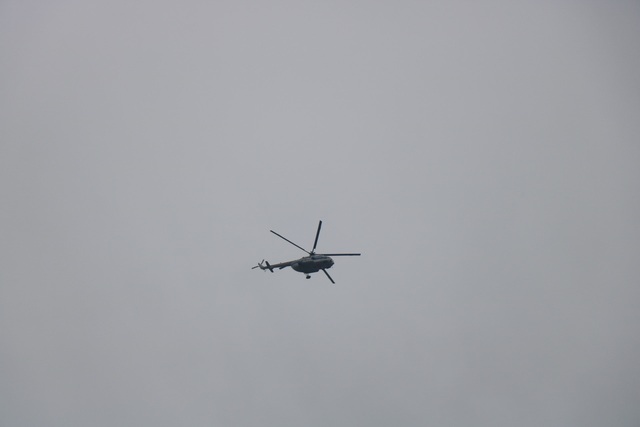 Một trực thăng đang bay hướng vào thủy điện Rào Trăng 3 - Ảnh 1.