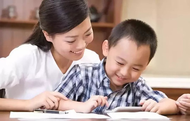 Thấy con làm 20:4=5 đúng mà cô giáo lại gạch sai, phụ huynh liền đi chất vấn, cuối cùng phải tâm phục khẩu phục - Ảnh 2.