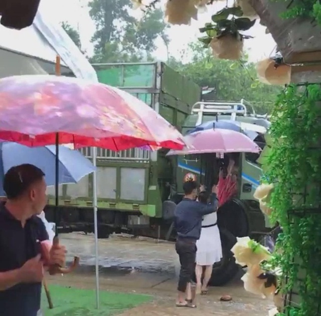 Khách mời đi đò khi dự cưới Thảo Trang ở Quảng Ngãi - Ảnh 3.