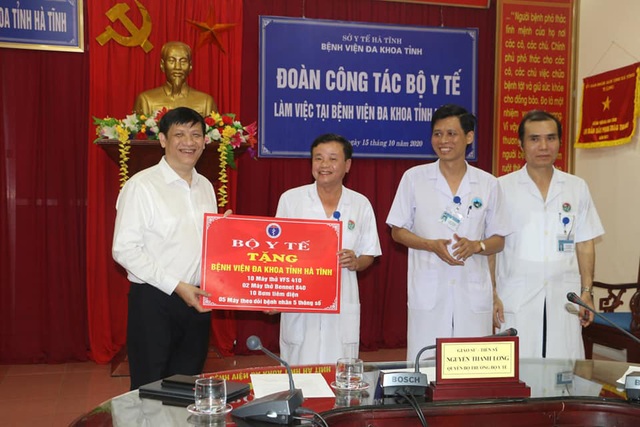 Quyền Bộ trưởng Nguyễn Thanh Long thăm và làm việc tại các cơ sở y tế của Hà Tĩnh - Ảnh 2.