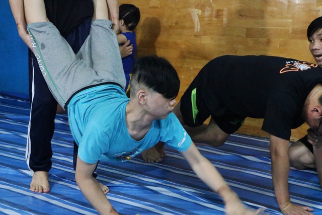 Gian nan hành trình tìm lại đôi chân cho trẻ em khuyết tật, chậm khả năng vận động của người võ sư Aikido - Ảnh 6.