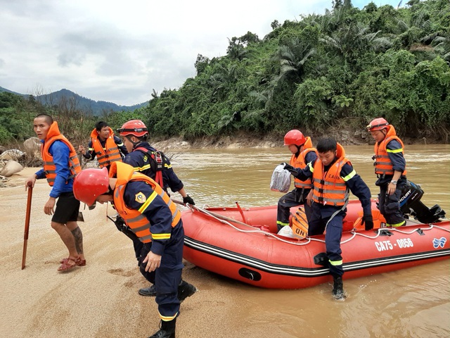 Khung cảnh hàng tấn đất đá vùi lấp khu nhà điều hành Thủy điện Rào Trăng 3 - Ảnh 3.