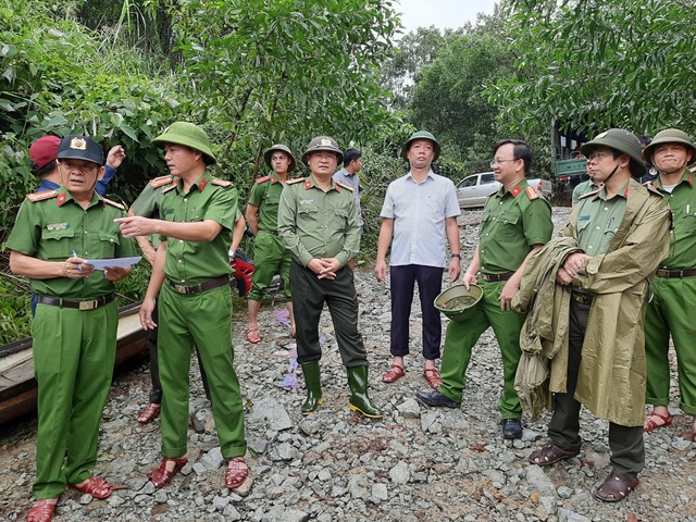 Khung cảnh hàng tấn đất đá vùi lấp khu nhà điều hành Thủy điện Rào Trăng 3 - Ảnh 2.