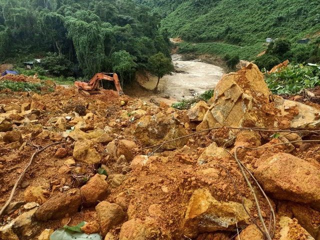 Khung cảnh hàng tấn đất đá vùi lấp khu nhà điều hành Thủy điện Rào Trăng 3 - Ảnh 6.