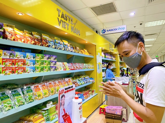 Unilever đồng hành cùng cảng hàng không quốc tế Tân Sơn Nhất và công ty Sasco phòng dịch cho hành khách trước mỗi chuyến bay - Ảnh 1.