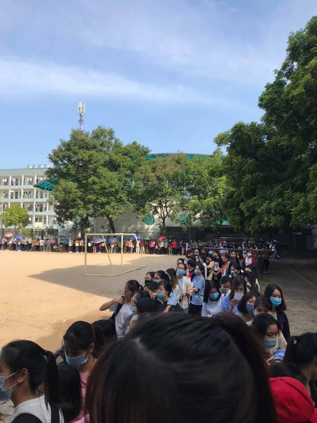 Choáng với cảnh sinh viên 1 trường đại học ở Hà Nội đứng dài cả km từ 6h sáng - Ảnh 2.