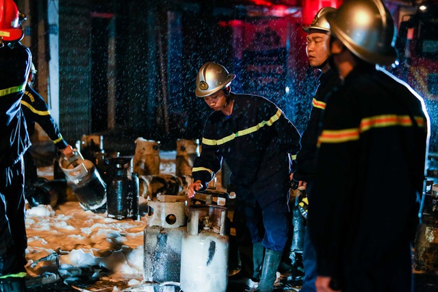 Hà Nội: Cháy cơ sở kinh doanh ga khiến 5 người mắc kẹt, trong đó có cả trẻ em - Ảnh 4.