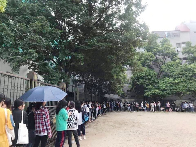 Choáng với cảnh sinh viên 1 trường đại học ở Hà Nội đứng dài cả km từ 6h sáng - Ảnh 7.