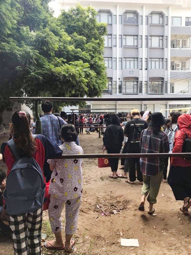 Choáng với cảnh sinh viên 1 trường đại học ở Hà Nội đứng dài cả km từ 6h sáng - Ảnh 9.