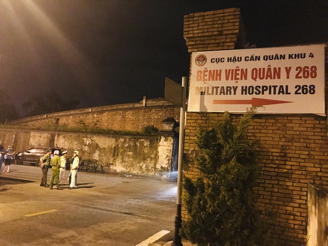 Người dân Huế đứng trước cổng bệnh viện chờ đón xe chở 13 thi thể các chiến sỹ, cán bộ - Ảnh 2.