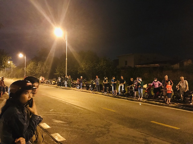 Người dân Huế đứng trước cổng bệnh viện chờ đón xe chở 13 thi thể các chiến sỹ, cán bộ - Ảnh 4.