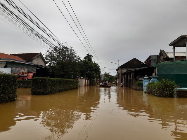 Sạt lở đất do lũ vùi chôn 6 người trong một gia đình ở Quảng Trị - Ảnh 2.