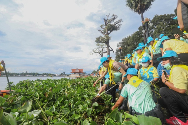 Hoàng quý phi Thái Lan lần đầu thực hiện nhiệm vụ hoàng gia một mình sau khi phục vị, gây ấn tượng mạnh nhưng lộ chi tiết gây khó hiểu - Ảnh 2.