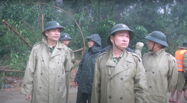 Đại tá Nguyễn Hữu Hùng được truy thăng quân hàm thiếu tướng - Ảnh 2.