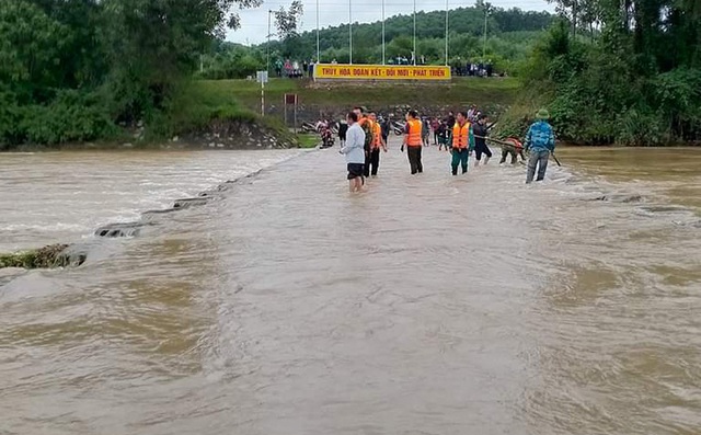 Hơn 100 người tìm nạn nhân bị nước cuốn - Ảnh 1.