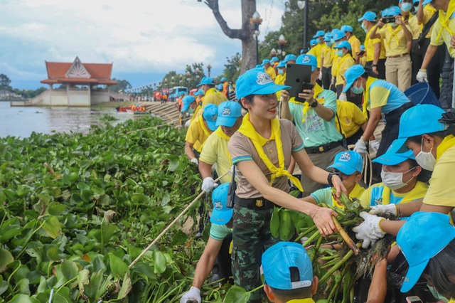 Hoàng quý phi Thái Lan lần đầu thực hiện nhiệm vụ hoàng gia một mình sau khi phục vị, gây ấn tượng mạnh nhưng lộ chi tiết gây khó hiểu - Ảnh 3.