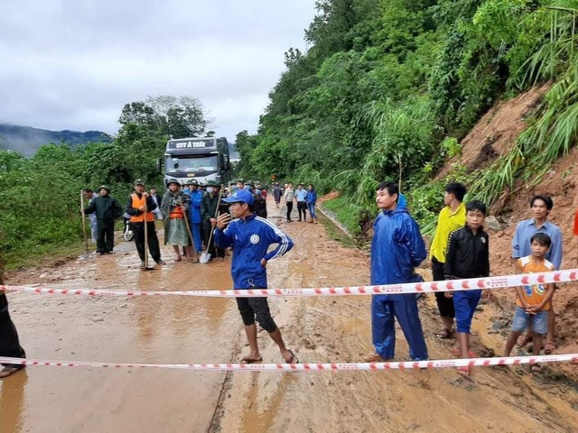 Hiện trường vụ sạt lở đất, khả năng vùi lấp 20 cán bộ, chiến sĩ ở Quảng Trị - Ảnh 5.