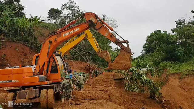 Chạy đua với thời gian tìm 22 nạn nhân vụ lở núi - Ảnh 12.