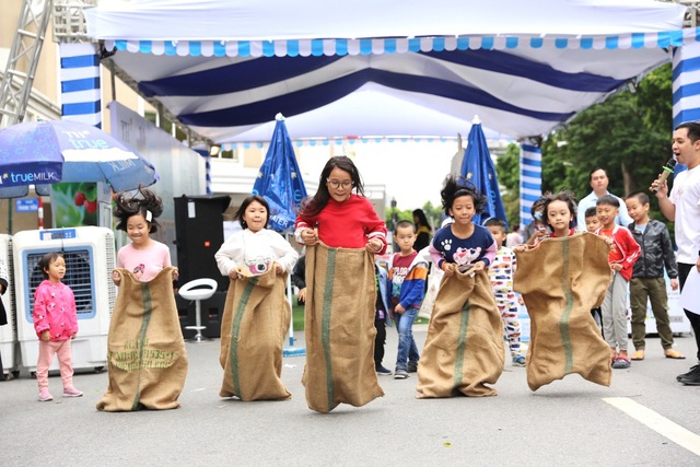 Á hậu Tường San bất ngờ trước sáng tạo từ cây, hoa lá của các bạn nhỏ - Ảnh 4.