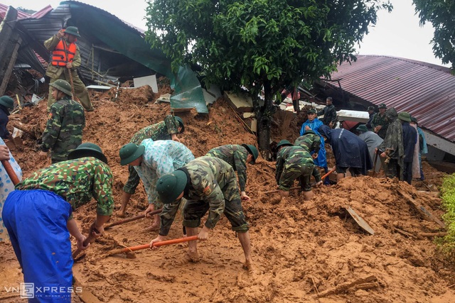 Chạy đua với thời gian tìm 22 nạn nhân vụ lở núi - Ảnh 5.