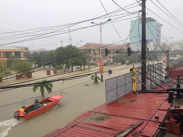 Hình ảnh xót xa ở Quảng Bình: Trẻ em ngủ trên bè kết, nhiều người thương vong khi chạy trốn lũ lịch sử - Ảnh 2.