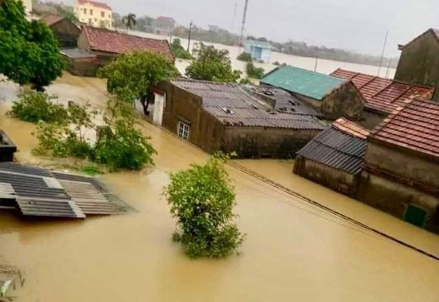 Quảng Bình: Lũ vượt nóc nhà, lực lượng chức năng căng mình giúp dân chạy lũ - Ảnh 8.