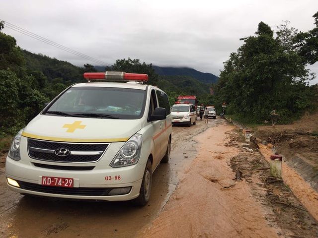 Vụ sạt lở tại Sư đoàn 337 – Quảng Trị: Xe vào hiện trường đưa nạn nhân ra ngoài - Ảnh 2.