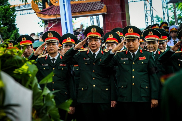 Lễ tang đẫm nước mắt ở quê nhà Hà Nội của Thiếu tướng hy sinh khi làm nhiệm vụ ở Rào Trăng 3 - Ảnh 8.