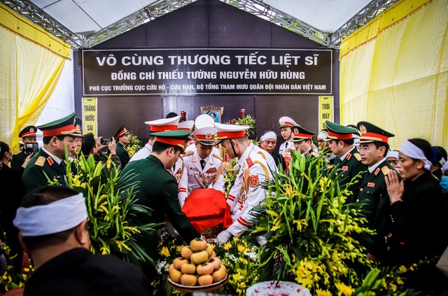 Lễ tang đẫm nước mắt ở quê nhà Hà Nội của Thiếu tướng hy sinh khi làm nhiệm vụ ở Rào Trăng 3 - Ảnh 2.