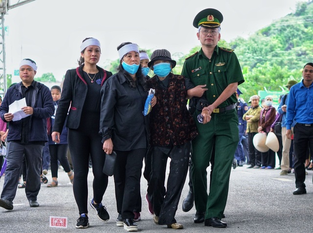 Lễ tang đẫm nước mắt ở quê nhà Hà Nội của Thiếu tướng hy sinh khi làm nhiệm vụ ở Rào Trăng 3 - Ảnh 7.