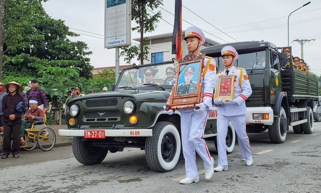 Lễ tang đẫm nước mắt ở quê nhà Hà Nội của Thiếu tướng hy sinh khi làm nhiệm vụ ở Rào Trăng 3 - Ảnh 4.