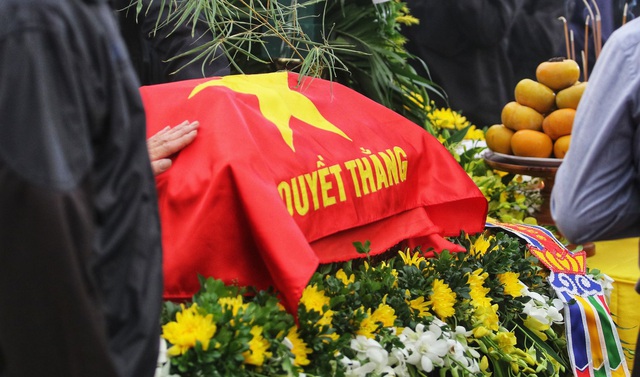 Lễ tang đẫm nước mắt ở quê nhà Hà Nội của Thiếu tướng hy sinh khi làm nhiệm vụ ở Rào Trăng 3 - Ảnh 6.