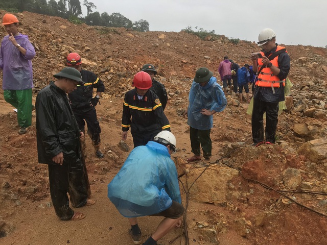 Công tác tìm kiếm 15 công nhân mất tích ở Rào Trăng 3 tiếp tục gặp khó, lượng đất đá đổ xuống ước tính trên 30.000m3 - Ảnh 4.