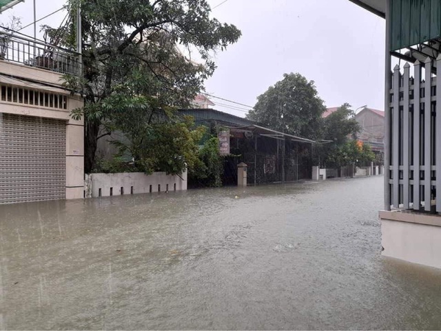 Hai ngày mưa lớn, TP Hà Tĩnh thất thủ - Ảnh 4.