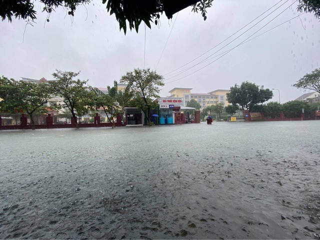 Hai ngày mưa lớn, TP Hà Tĩnh thất thủ - Ảnh 7.
