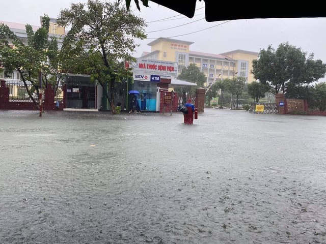 Hai ngày mưa lớn, TP Hà Tĩnh thất thủ - Ảnh 8.