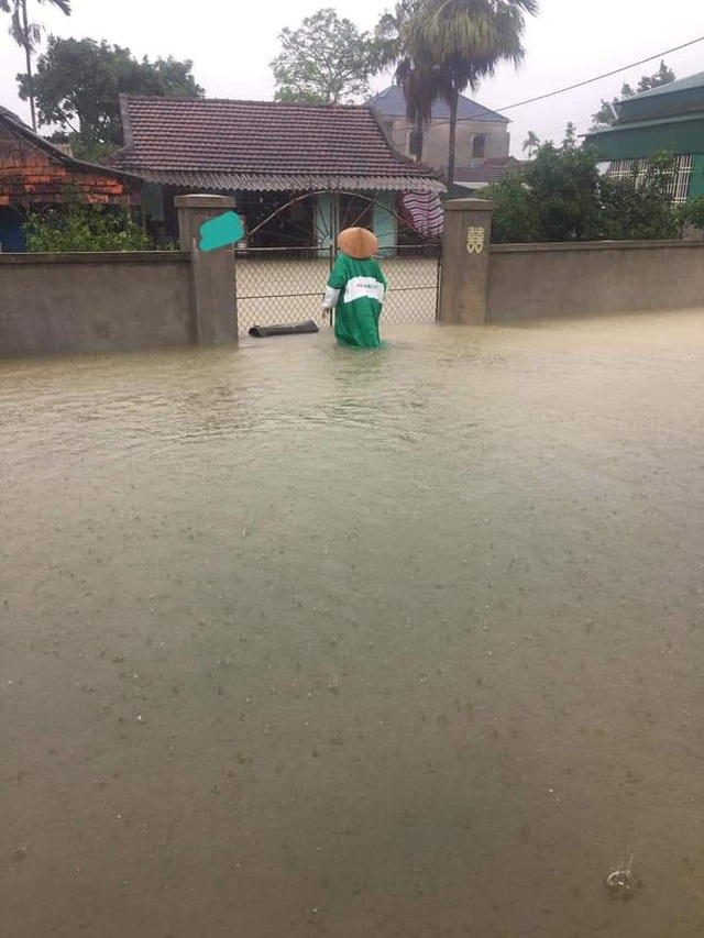 Người dân Hà Tĩnh thức trắng đêm chống lũ, nhiều địa phương chìm trong biển nước - Ảnh 3.