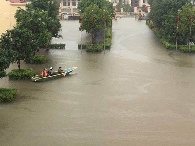 Người dân Hà Tĩnh thức trắng đêm chống lũ, nhiều địa phương chìm trong biển nước - Ảnh 4.