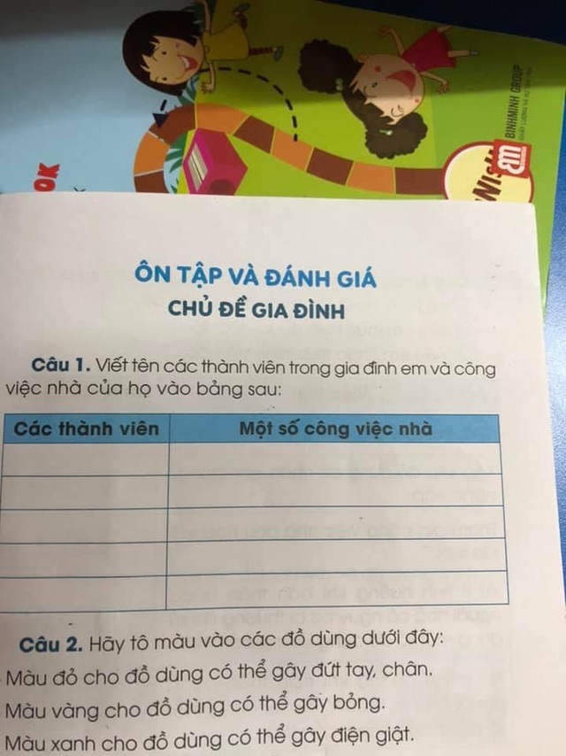 Thêm bài tập trong sách giáo khoa lớp 1 khiến phụ huynh rối não: Con chưa biết viết đã yêu cầu điền đủ loại họ tên và việc nhà - Ảnh 1.