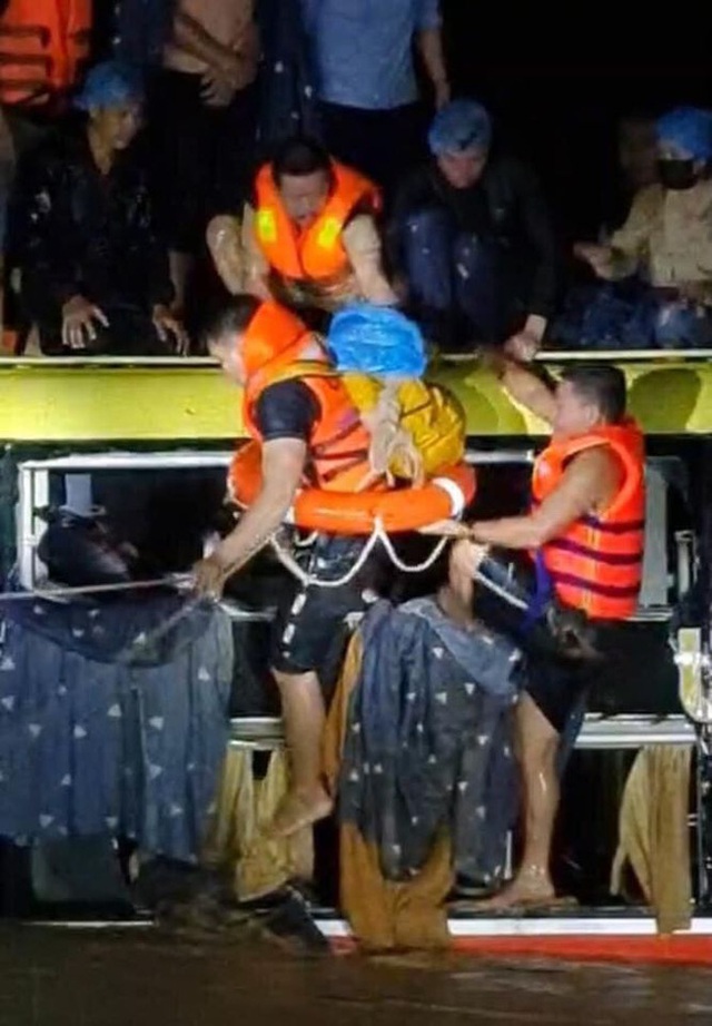 Quảng Bình: Trắng đêm ngược dòng nước lũ giải cứu hàng chục người hoảng loạn trên nóc xe khách bị cuốn trôi - Ảnh 1.